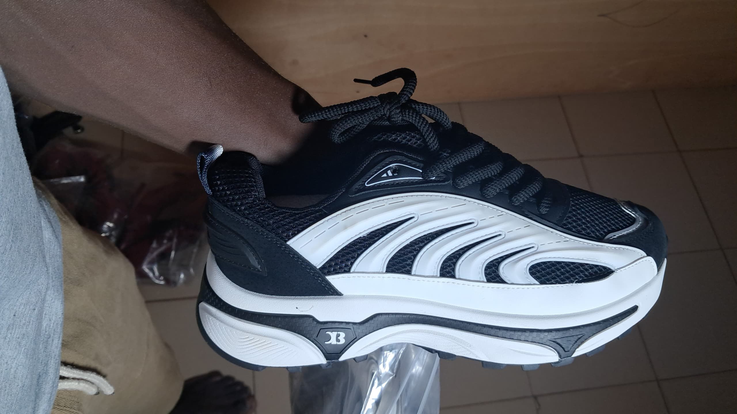 Tu cherches une paire stylée, confortable et qui attire les regards ? 😎 miniature 4